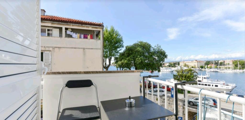 Lavender Apt. W. Balcony In Old Town ザダル エクステリア 写真
